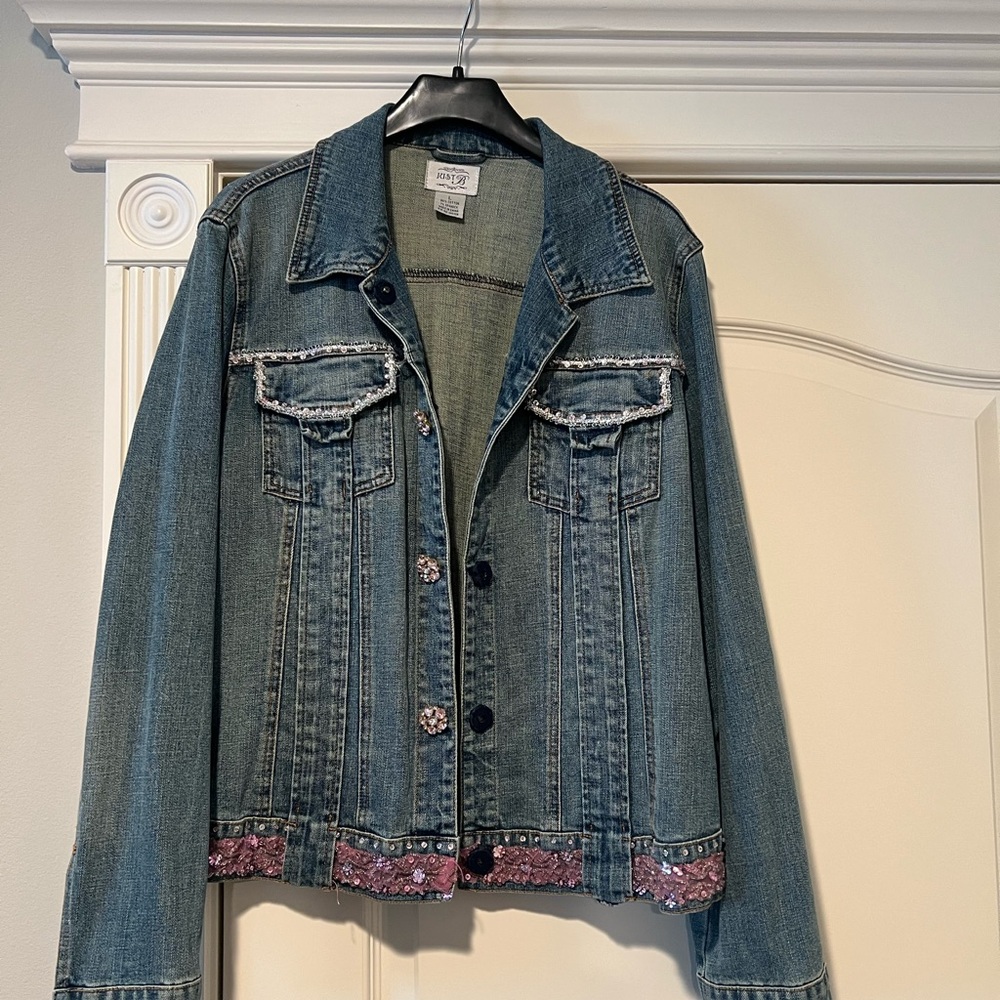 Stylish Denim Jacket with Embellished Hem